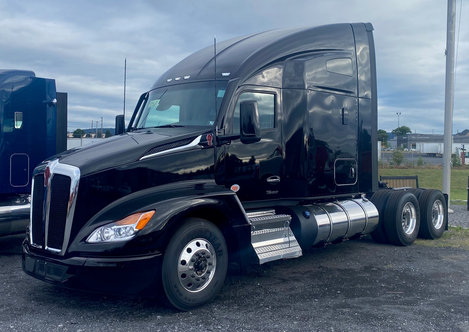 2025 KENWORTH T680 - image 1 of 6