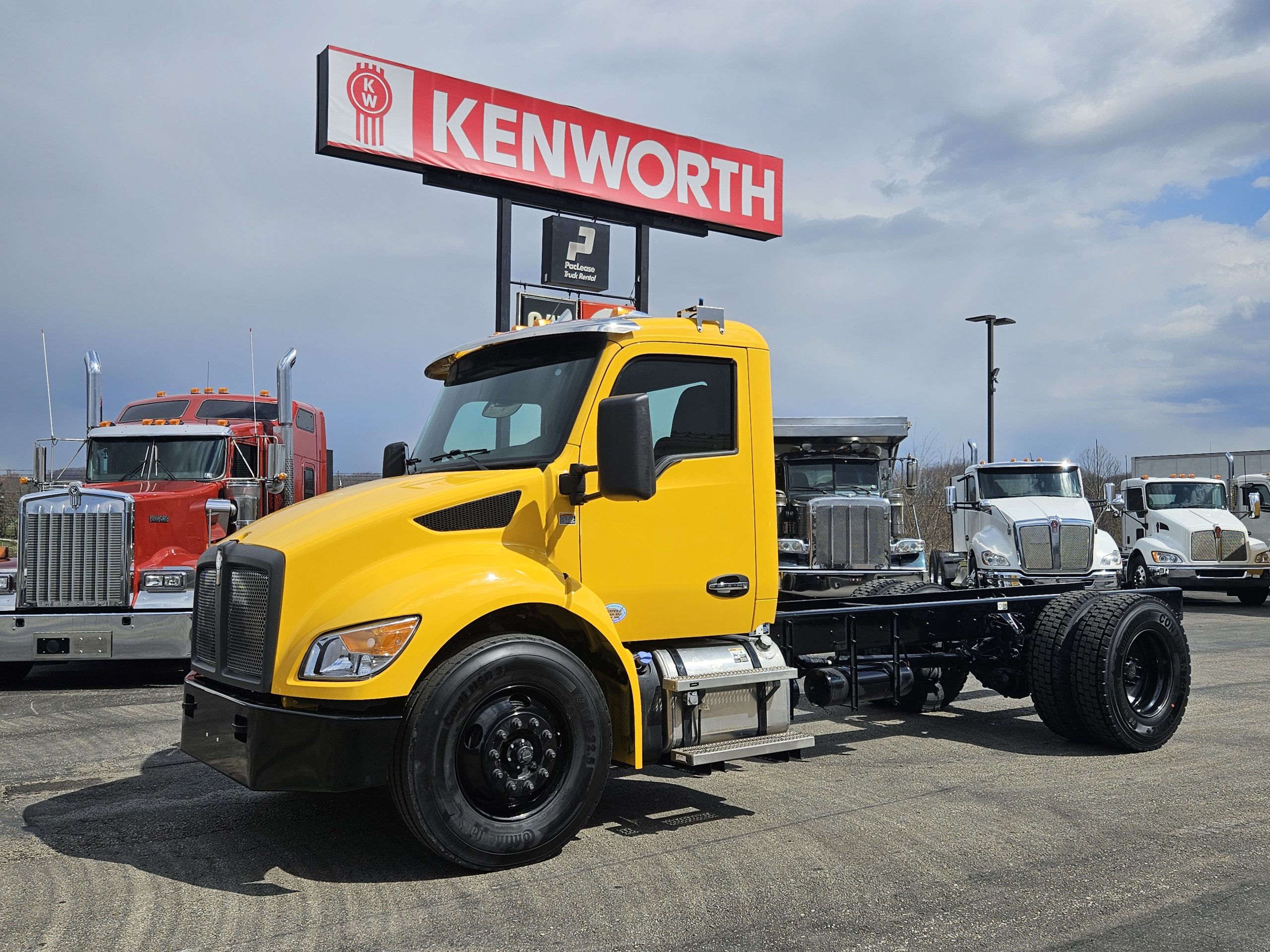 2025 KENWORTH T380 - image 1 of 6