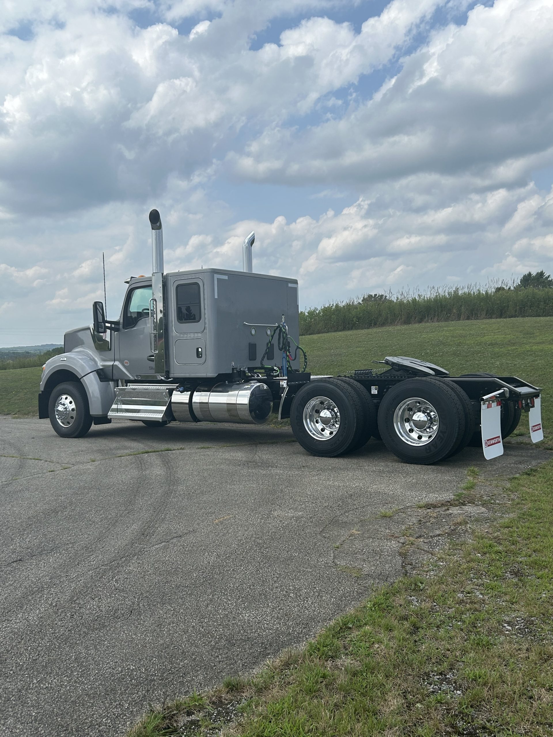 2025 KENWORTH W990 - image 2 of 5