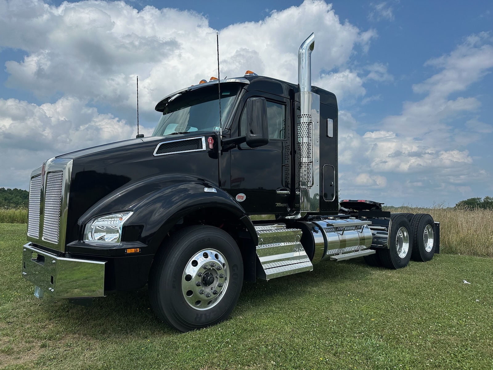 2025 KENWORTH T880 - image 2 of 6