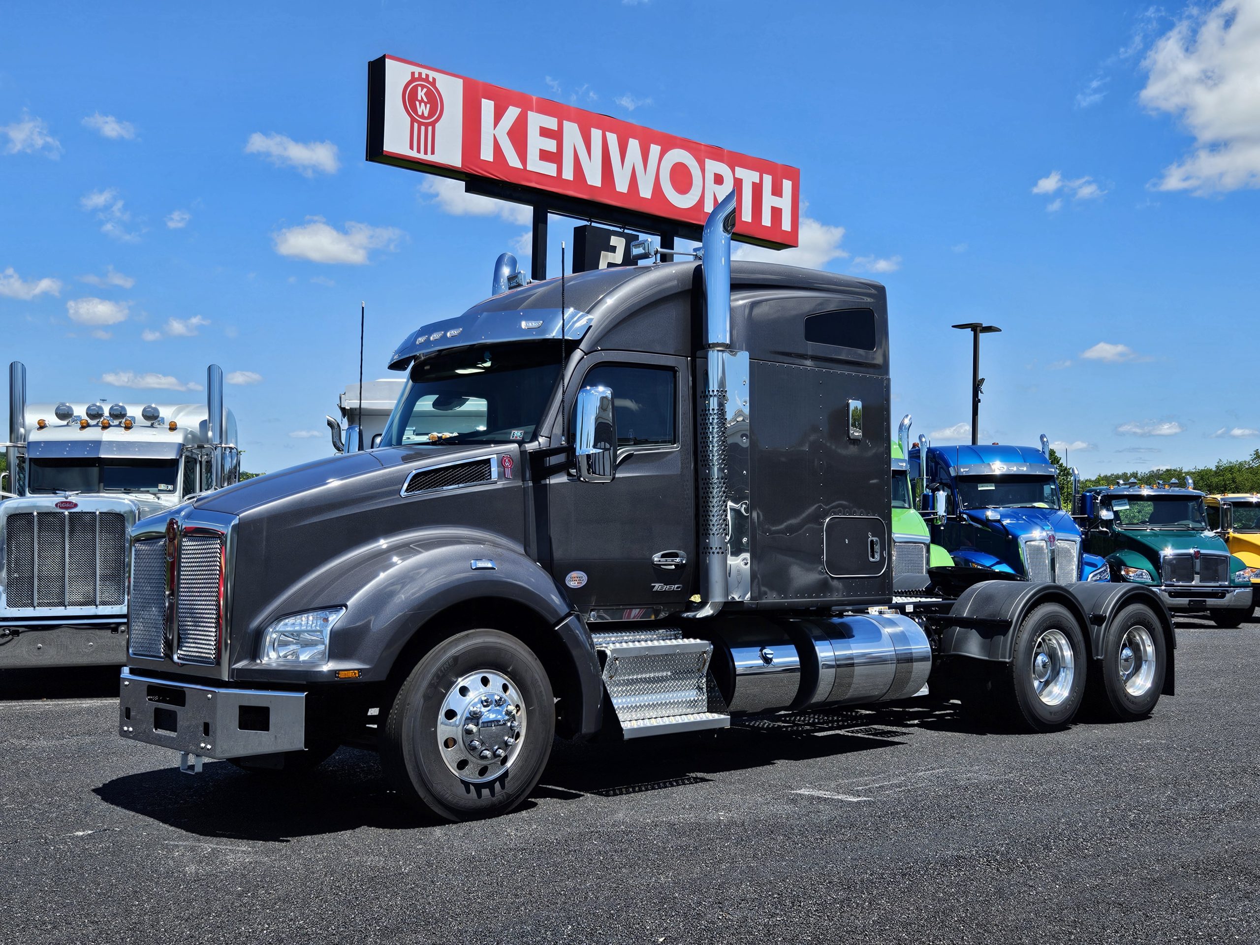 2022 KENWORTH T880 - image 1 of 6