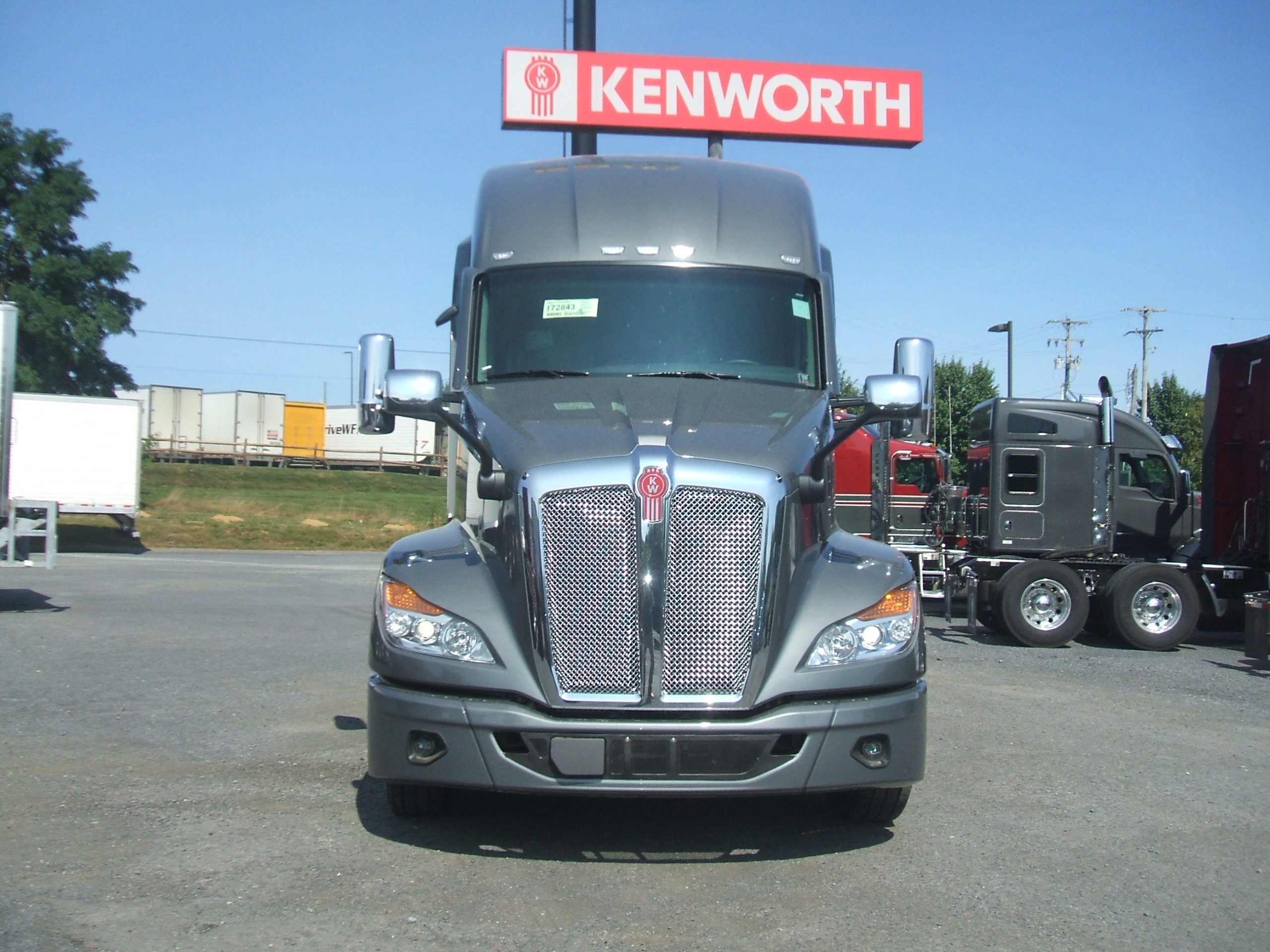 2025 KENWORTH T680 - image 2 of 6