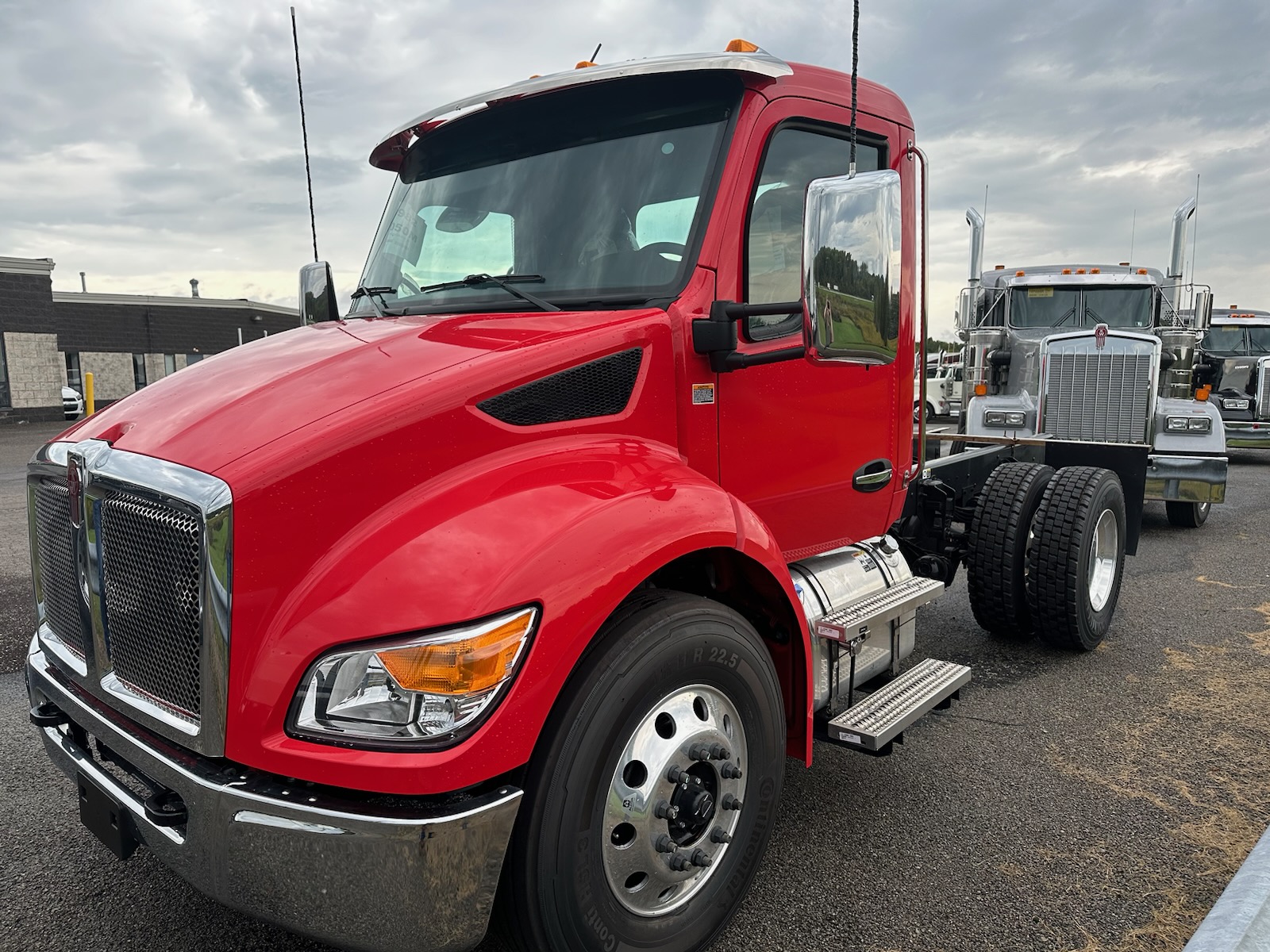 2025 KENWORTH T280 - image 1 of 5