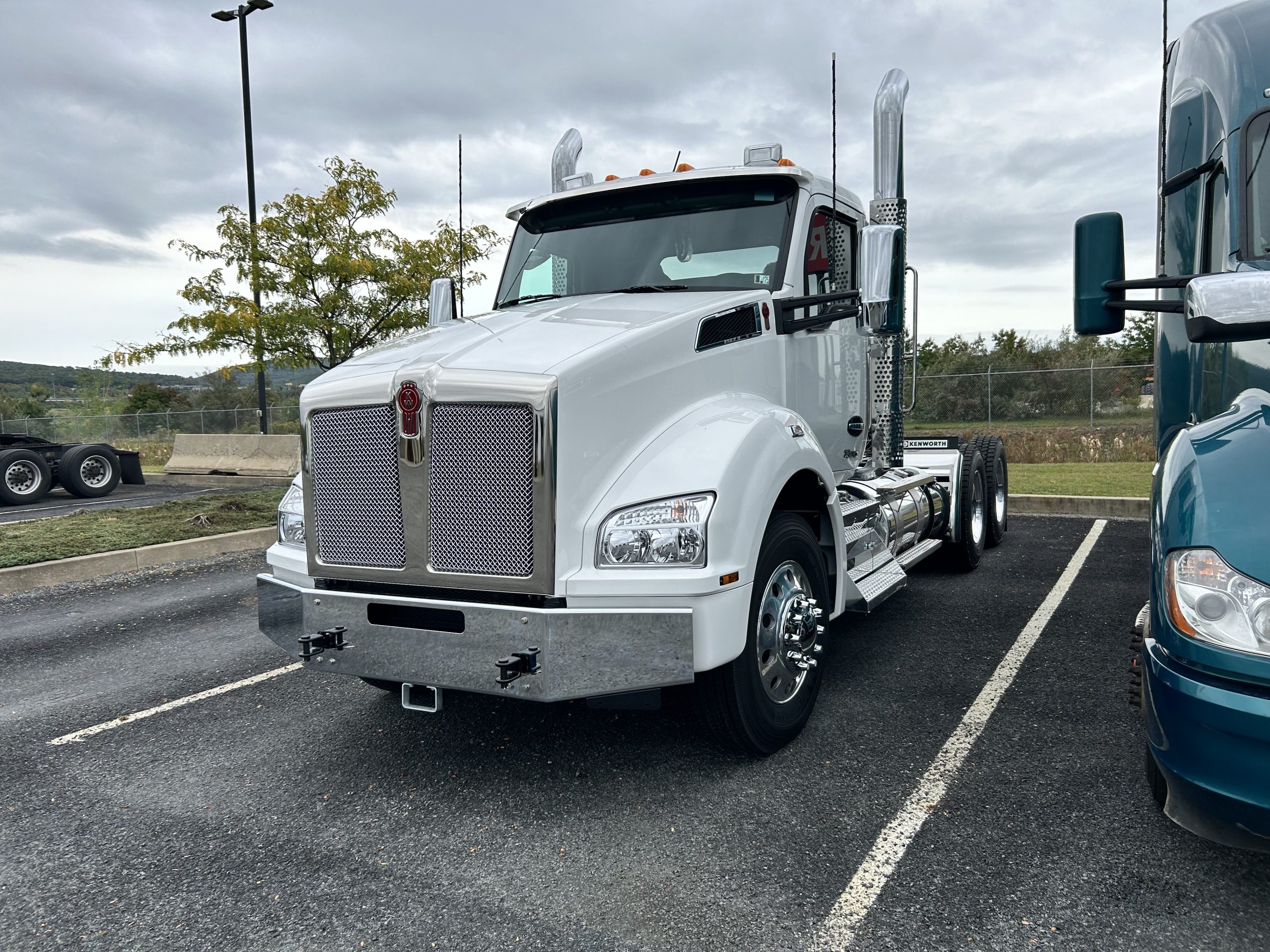 2025 KENWORTH T880 - image 1 of 4