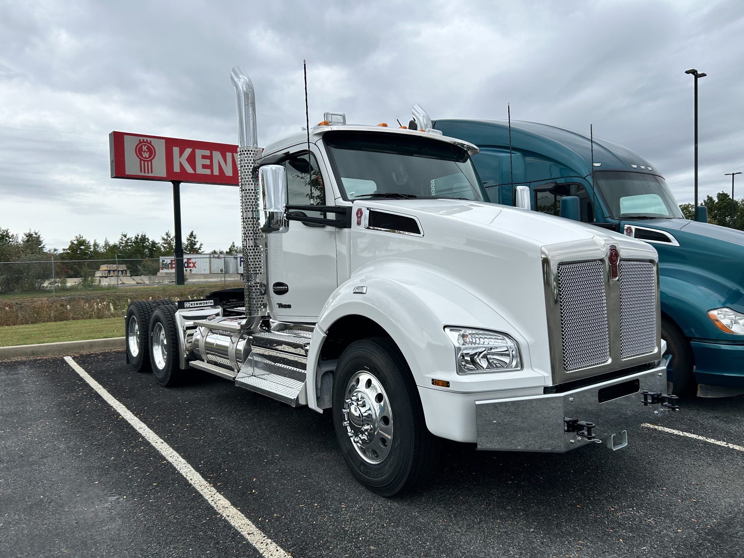 2025 KENWORTH T880 - image 2 of 4