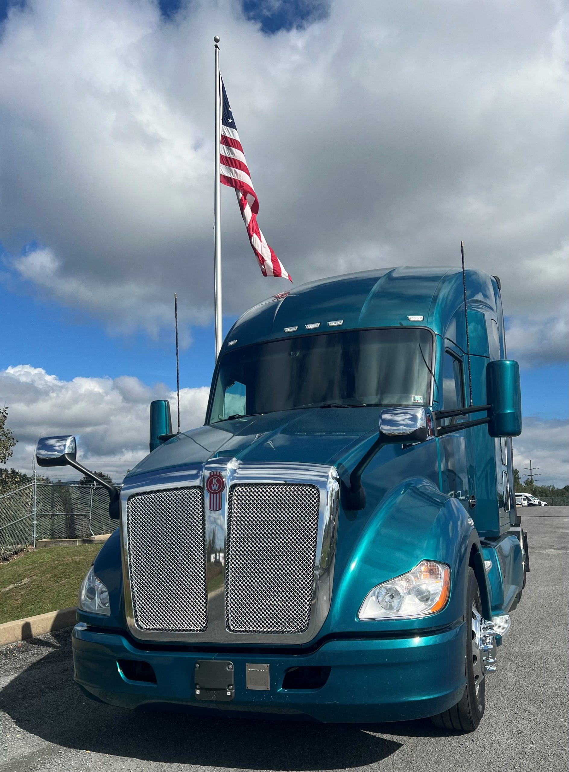 2020 KENWORTH T680 - image 2 of 6