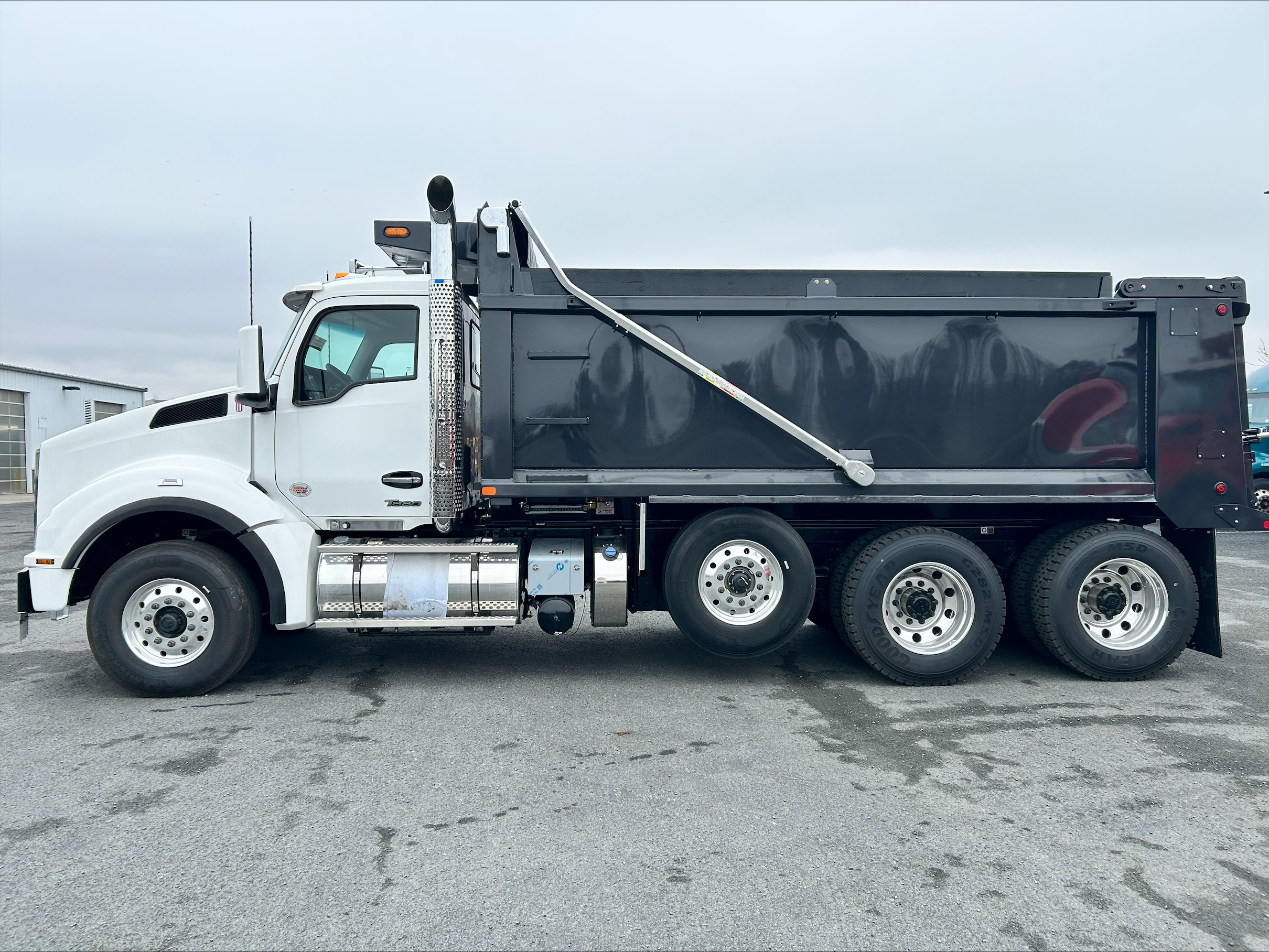 2025 KENWORTH T880 - image 2 of 6