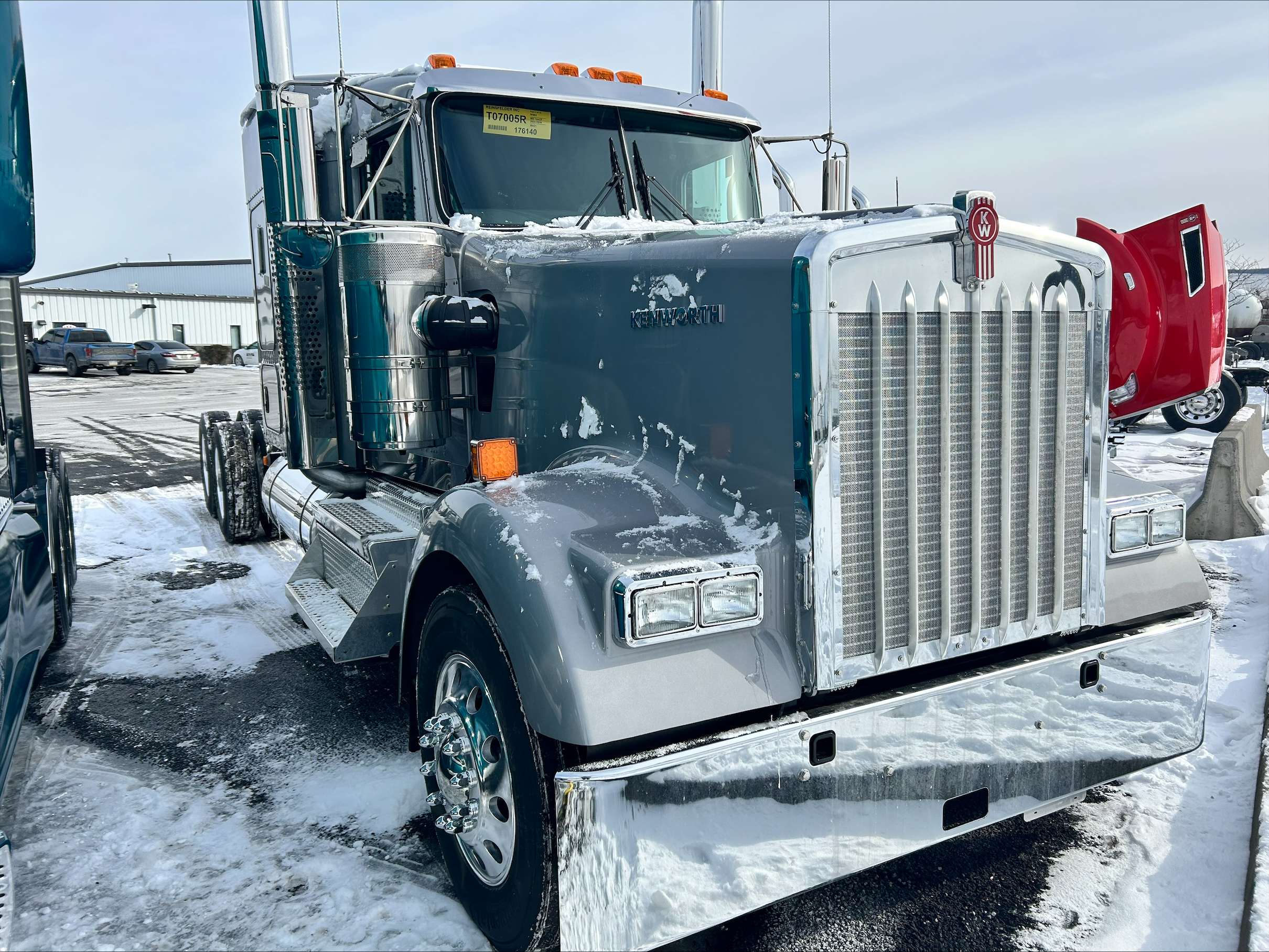 2025 KENWORTH W900 - image 2 of 6