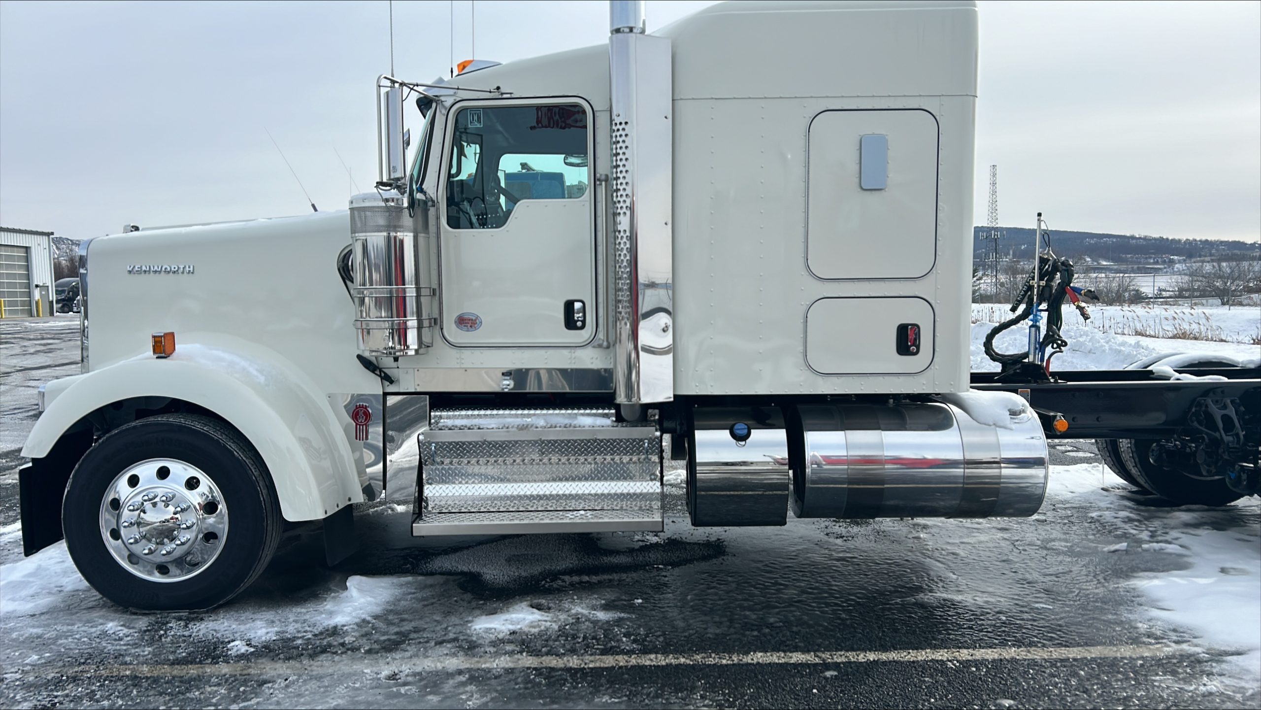 2025 KENWORTH W900 - image 3 of 6