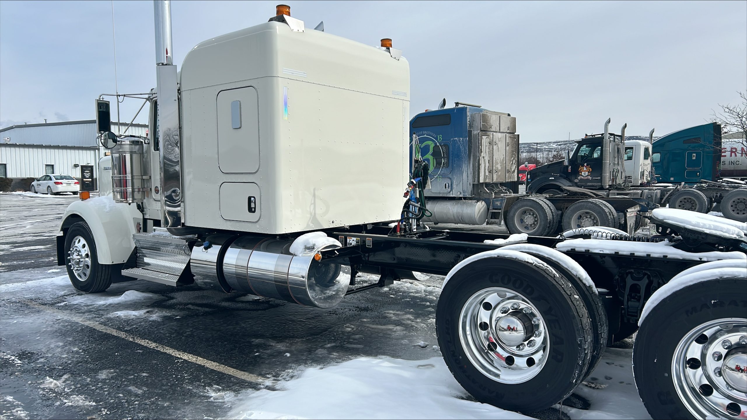 2025 KENWORTH W900 - image 4 of 6