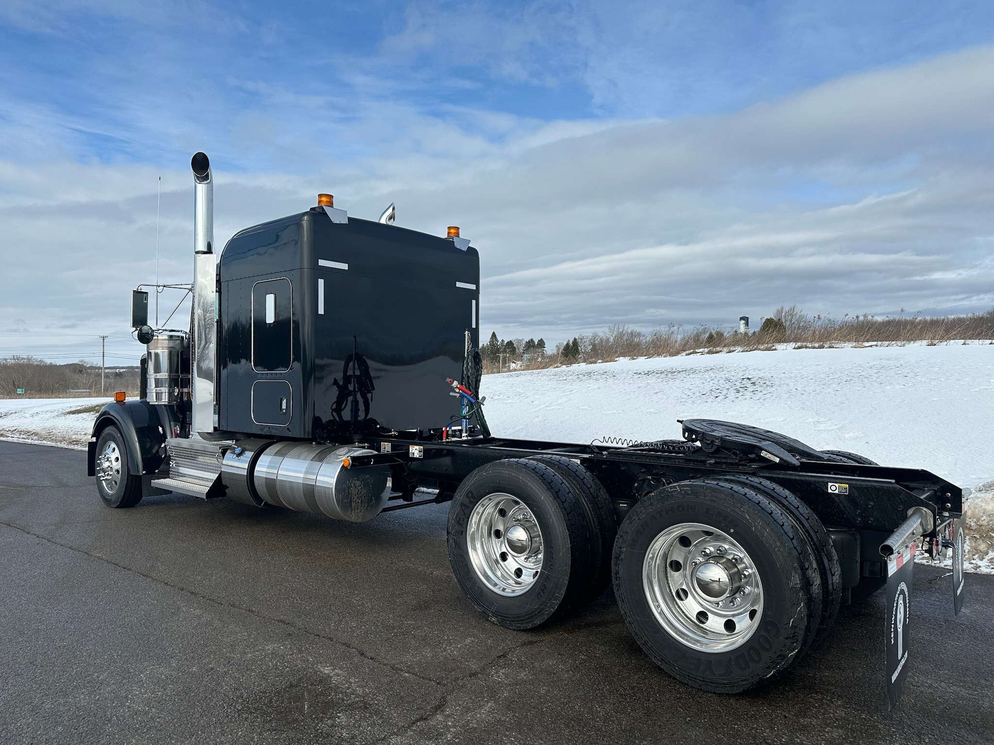 2025 KENWORTH W900 - image 3 of 6