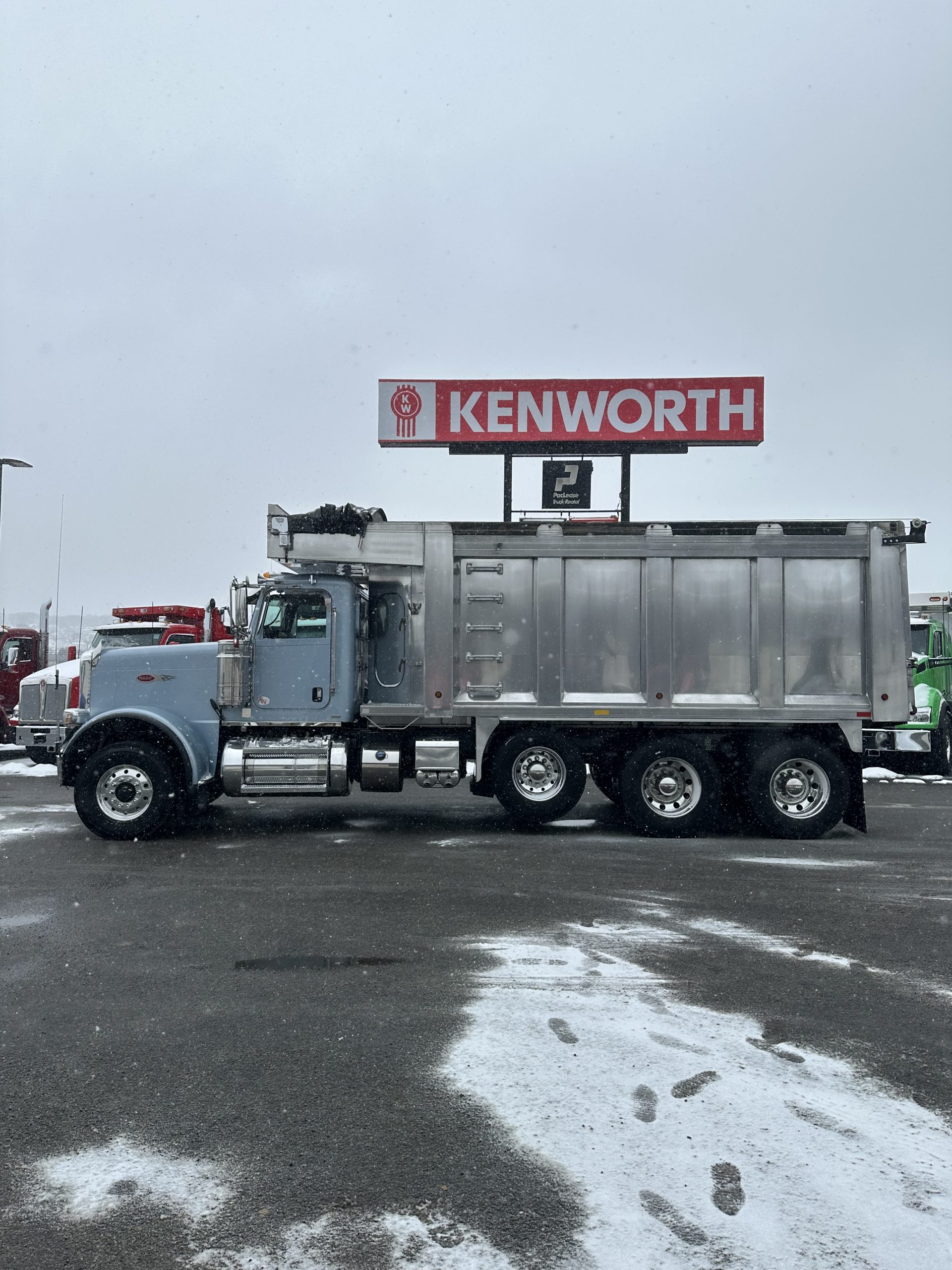 2021 PETERBILT 389 - image 2 of 6